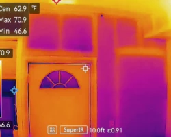 Thermal camera image of an interior wall showing cold stripes where insulation is missing
